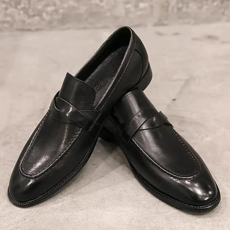 Sapato Mocassim Em Couro  confortável, modelo social, ideal para uso diário e ocasiões especiais.