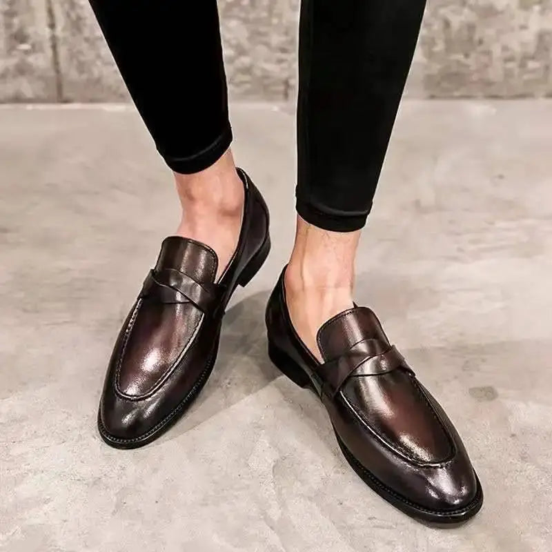 Sapato Mocassim Em Couro  confortável, modelo social, ideal para uso diário e ocasiões especiais.
