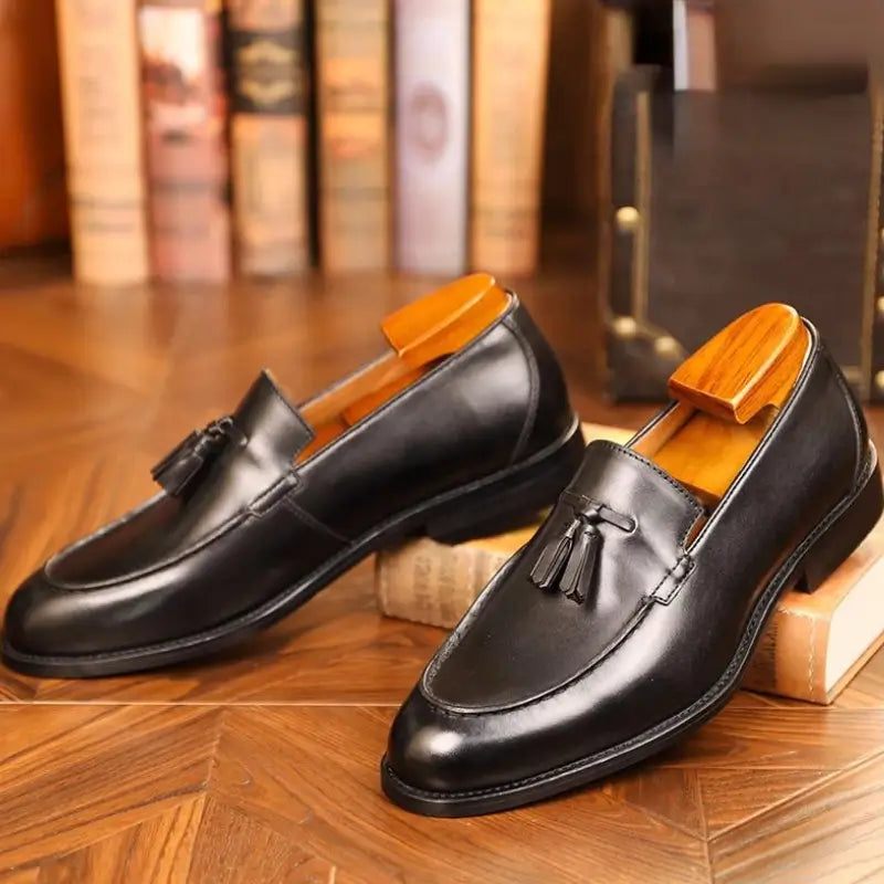 Sapato Mocassim Loafer  Em Couro  confortável, modelo social, ideal para uso diário e ocasiões especiais.