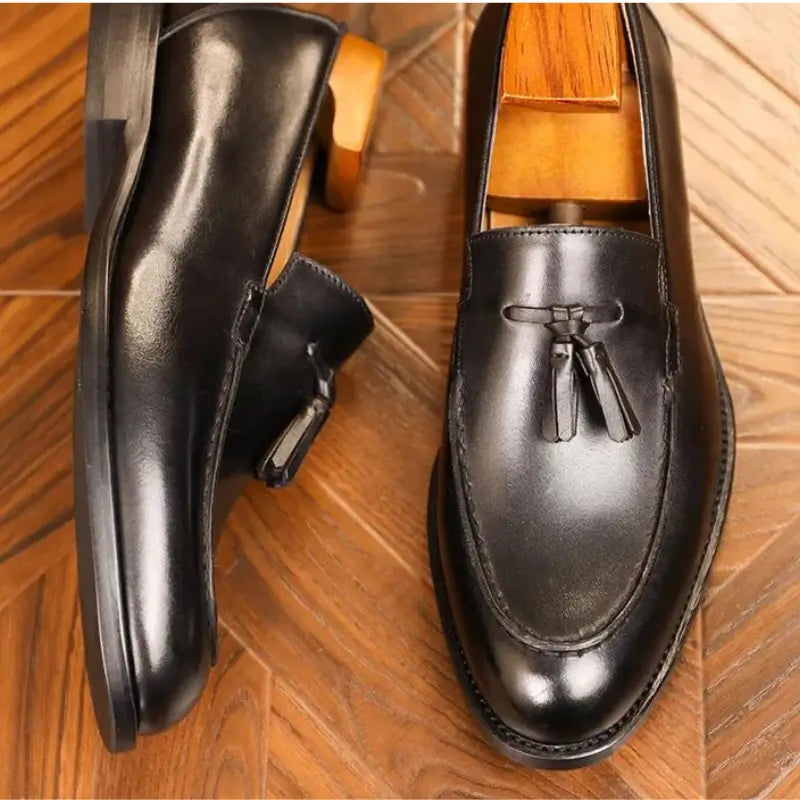 Sapato Mocassim Loafer  Em Couro  confortável, modelo social, ideal para uso diário e ocasiões especiais.