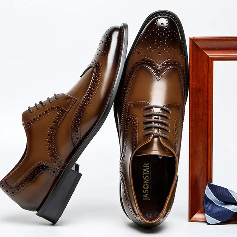 Sapato Social Masculino Brogue Em Couro confortável, modelo social, ideal para uso diário e ocasiões especiais.