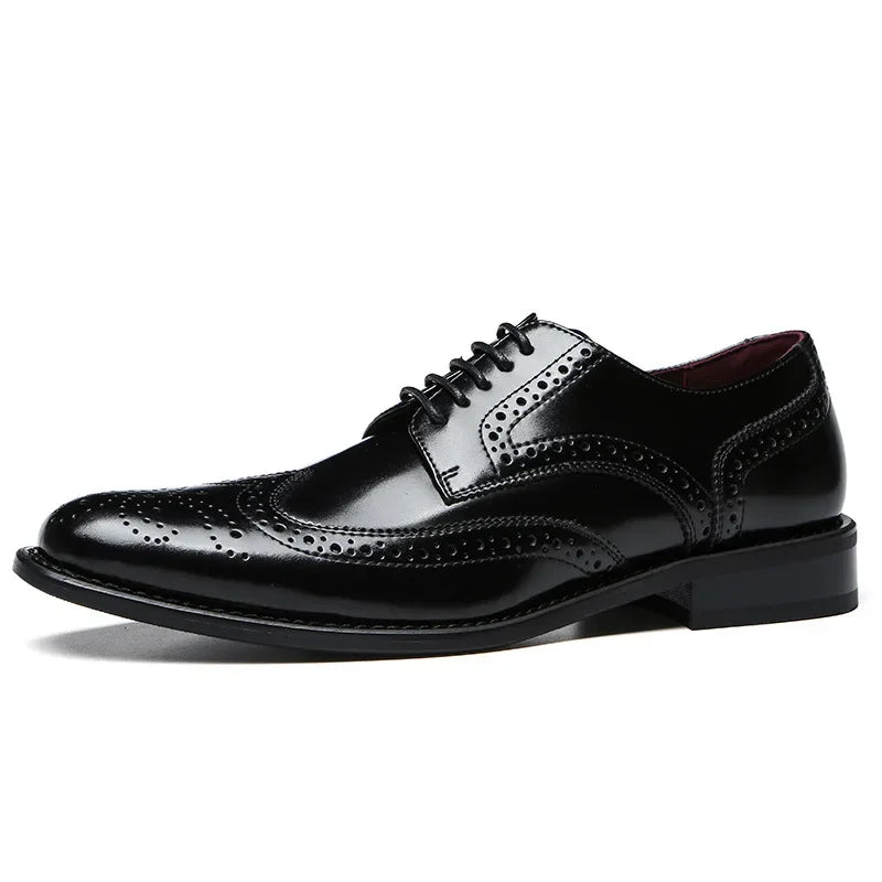 Sapato Social Masculino Brogue Em Couro confortável, modelo social, ideal para uso diário e ocasiões especiais.