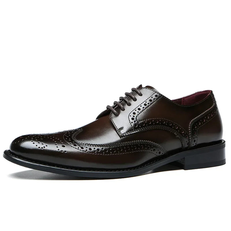 Sapato Social Masculino Brogue Em Couro confortável, modelo social, ideal para uso diário e ocasiões especiais.