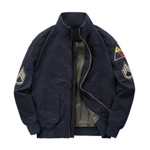 Jaqueta bomber masculina bege estilo militar casual com fechamento em zíper e detalhes aplicados nas mangas.