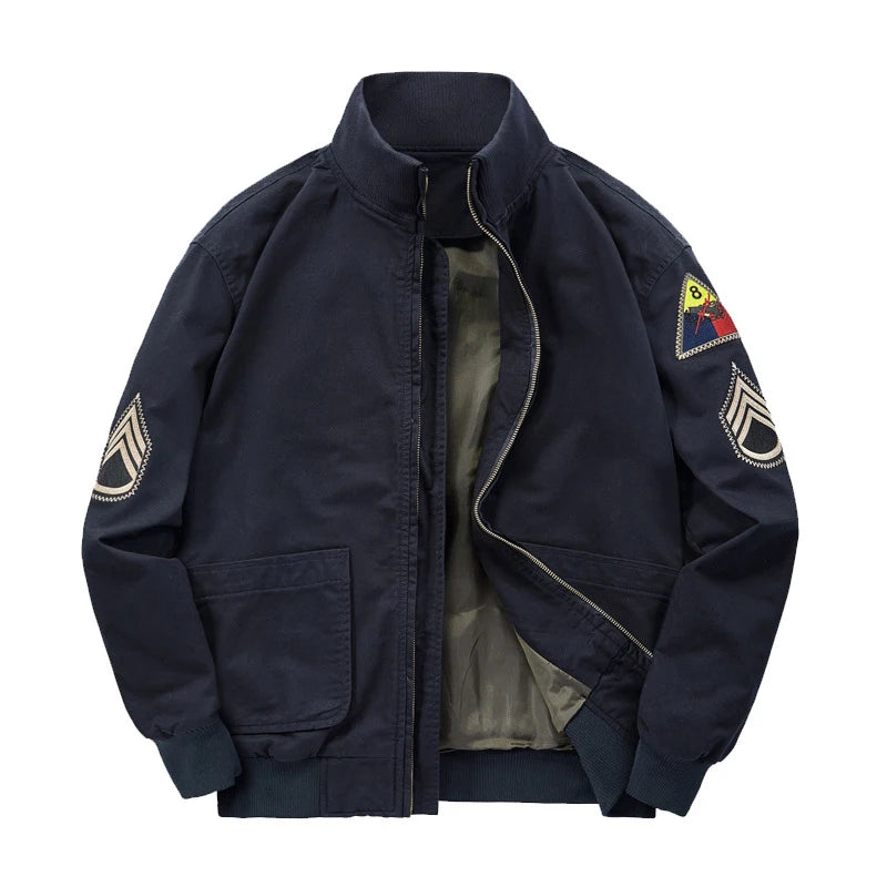 Jaqueta bomber masculina bege estilo militar casual com fechamento em zíper e detalhes aplicados nas mangas.
