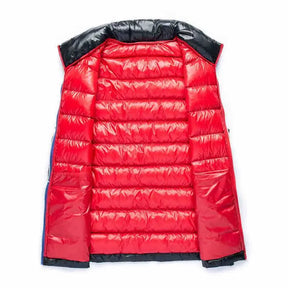 Colete puffer masculino preto com gola alta e fechamento em zíper com enchimento em pluma para inverno