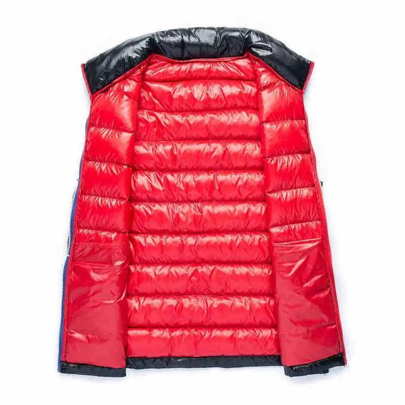 Colete puffer masculino preto com gola alta e fechamento em zíper com enchimento em pluma para inverno