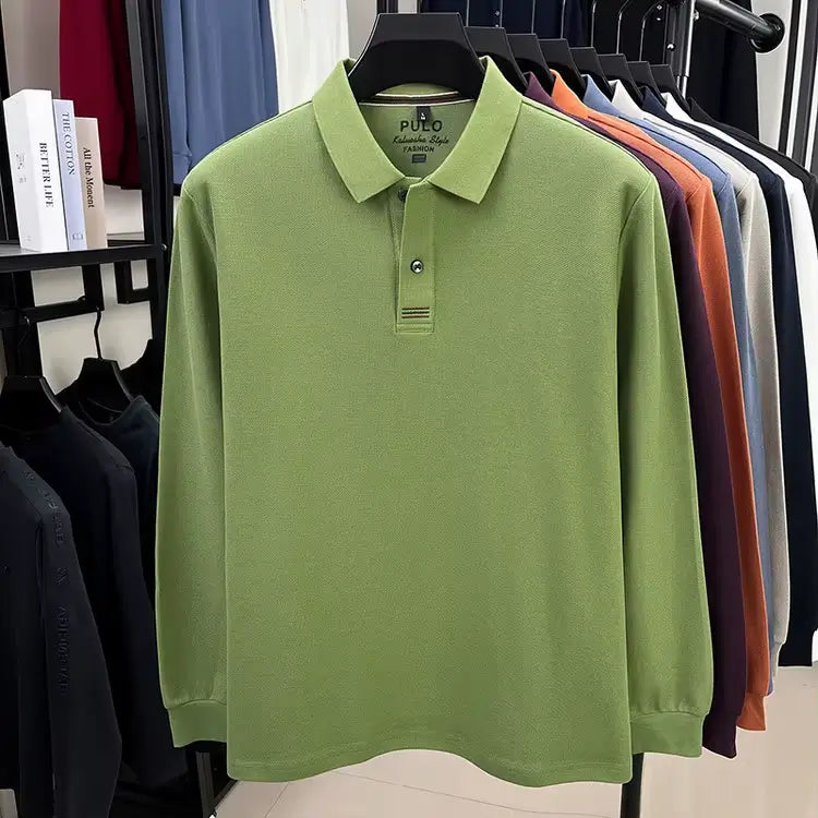 camisa polo masculina manga longa com tecido piquet respirável exibida em cabide mostrando textura tecnológica do tecido