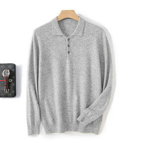 Suéter masculino em lã merino bege com gola polo e botões frontais dobrado com acabamento elegante