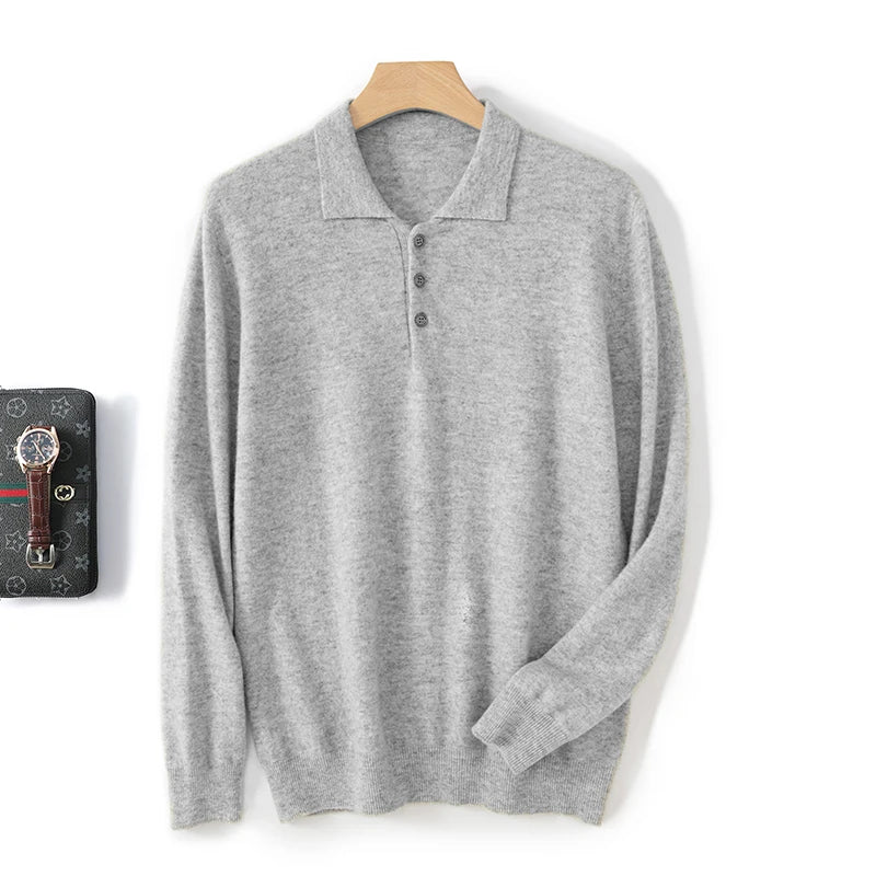 Suéter masculino em lã merino bege com gola polo e botões frontais dobrado com acabamento elegante