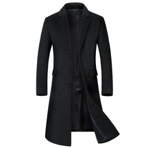 Sobretudo masculino longo com lapela clássica e fechamento por botões ideal para inverno elegante