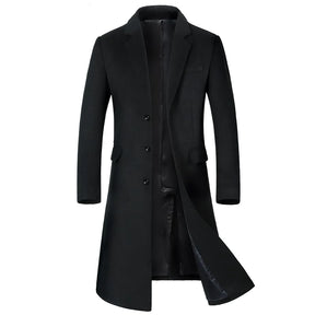 Sobretudo masculino longo com lapela clássica e fechamento por botões ideal para inverno elegante