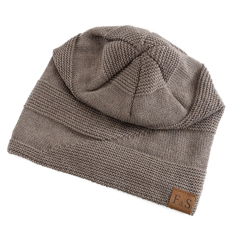 Gorro Térmico Montana taupe em tricô premium com forro interno quente e design slouchy moderno.