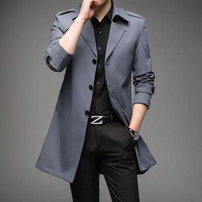 Trench coat masculino elegante com corte alongado e fechamento por botões frontais