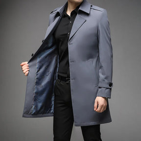 Trench coat masculino elegante com corte alongado e fechamento por botões frontais