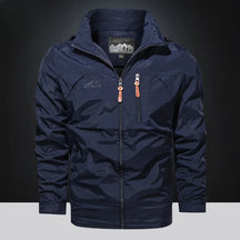 Jaqueta masculina bege corta-vento com capuz oculto e fechamento em zíper estilo outdoor premium.