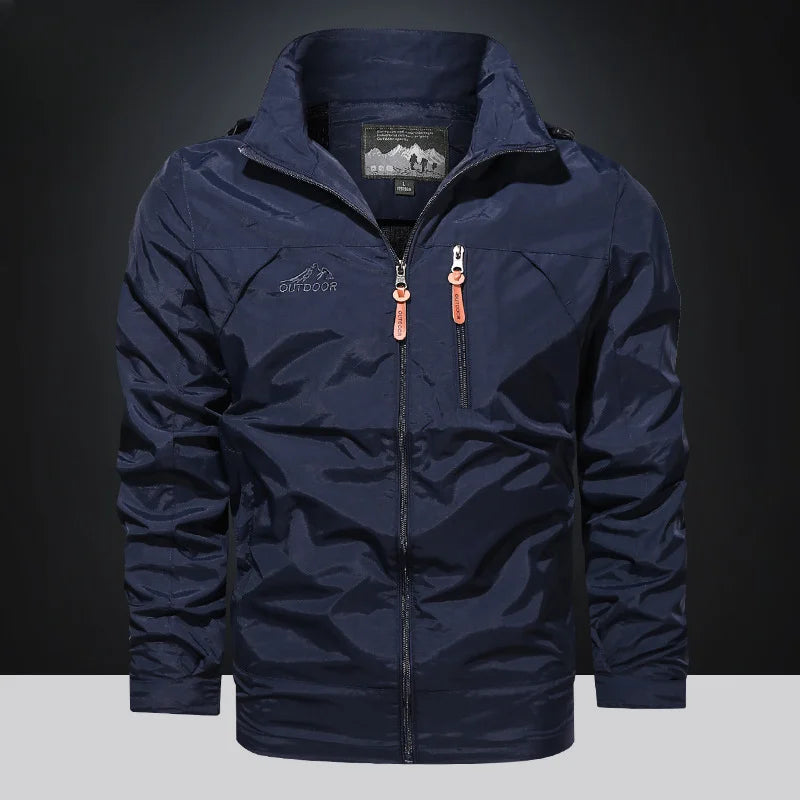 Jaqueta masculina bege corta-vento com capuz oculto e fechamento em zíper estilo outdoor premium.