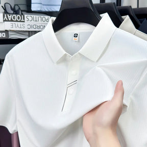 camisa polo masculina bege com tecido tecnológico respirável e proteção uv exibindo textura do tecido em detalhe