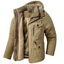 Jaqueta masculina marrom térmica com interior peluciado, capuz e múltiplos bolsos estilo outdoor premium.