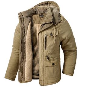 Jaqueta masculina marrom térmica com interior peluciado, capuz e múltiplos bolsos estilo outdoor premium.