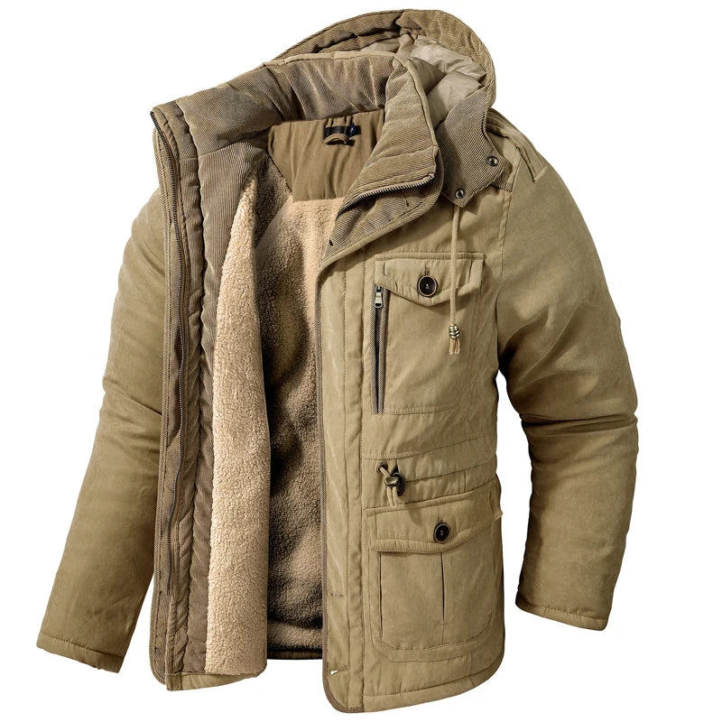 Jaqueta masculina marrom térmica com interior peluciado, capuz e múltiplos bolsos estilo outdoor premium.