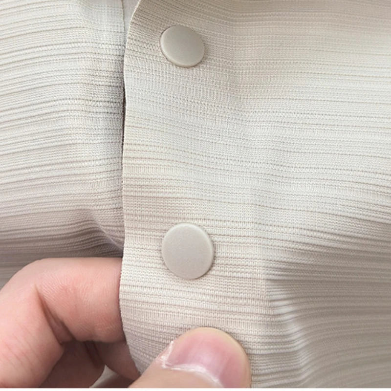 camisa polo masculina jacquard com textura 3d e tecido tecnológico respirável exibida em cabide mostrando detalhes do tecido