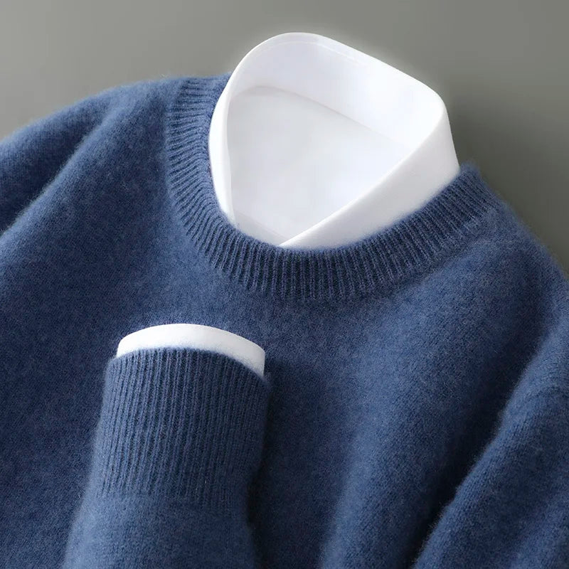 Suéter masculino em lã australiana  com gola careca e textura macia para uso elegante no dia a dia