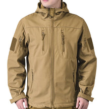 Jaqueta masculina bege softshell impermeável com capuz e bolsos táticos estilo militar outdoor.