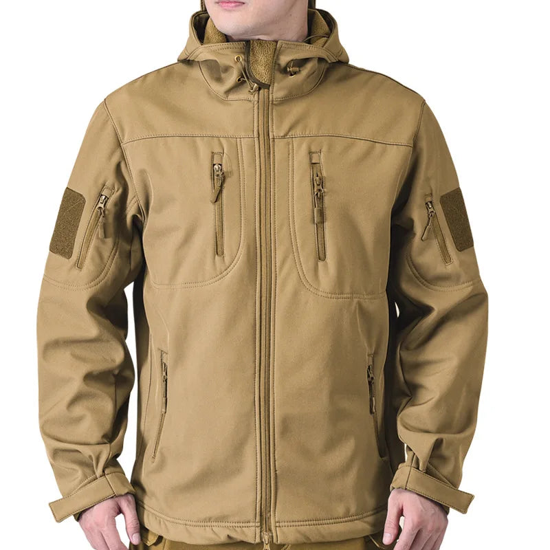 Jaqueta masculina bege softshell impermeável com capuz e bolsos táticos estilo militar outdoor.