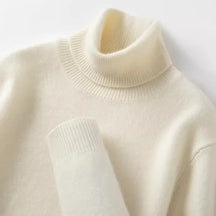 Suéter masculino gola alta em cashmere  escuro com textura macia e visual elegante para inverno