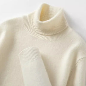 Suéter masculino gola alta em cashmere  escuro com textura macia e visual elegante para inverno