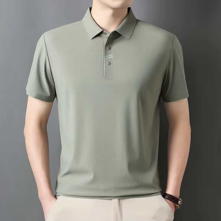 camisa polo masculina VERDE com tecido tecnológico respirável e proteção uv exibindo textura do tecido em detalhe