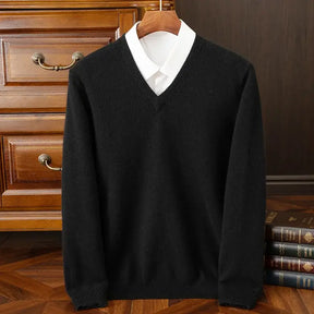 Suéter masculino em cashmere com gola V elegante usado com camisa social para look sofisticado de inverno