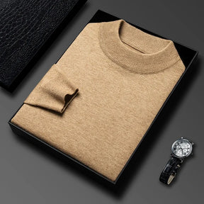 Suéter masculino gola alta em malha tricot bege dobrado em caixa preta com visual elegante para outono e inverno