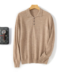 Suéter masculino em lã merino bege com gola polo e botões frontais dobrado com acabamento elegante