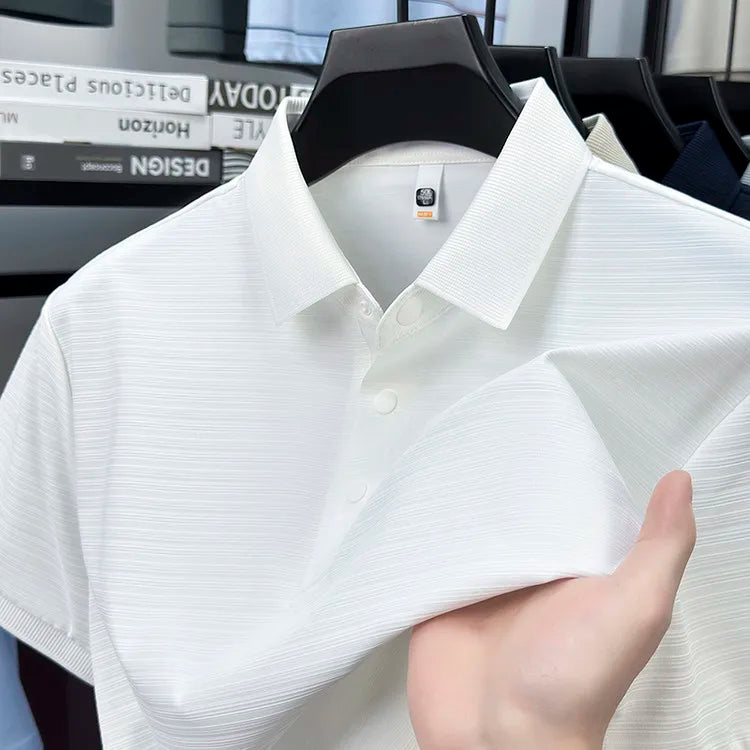 camisa polo masculina jacquard com textura 3d e tecido tecnológico respirável exibida em cabide mostrando detalhes do tecido