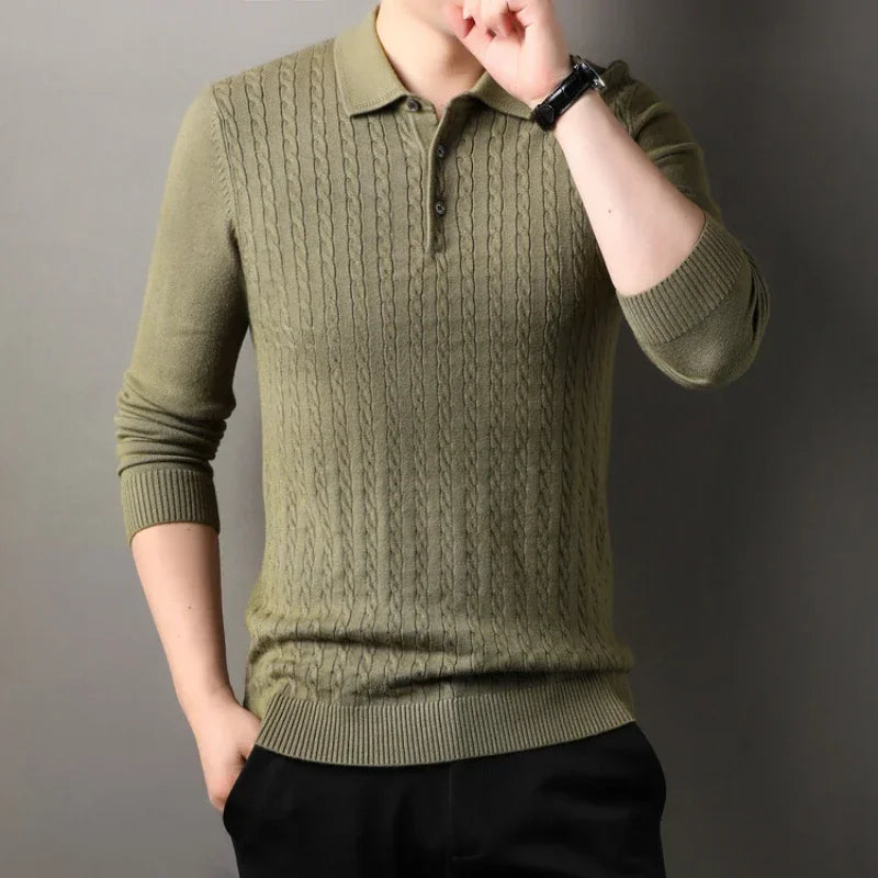 camisa polo masculina em tricot texturizado estilo old money com padrão trançado exibida em cabide