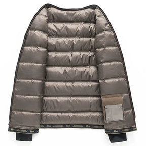Sobretudo masculino cinza xadrez com forro interno removível acolchoado em pluma, modelo elegante para inverno.