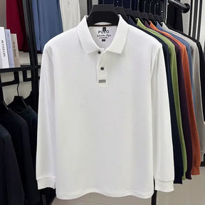 camisa polo masculina manga longa com tecido piquet respirável exibida em cabide mostrando textura tecnológica do tecido