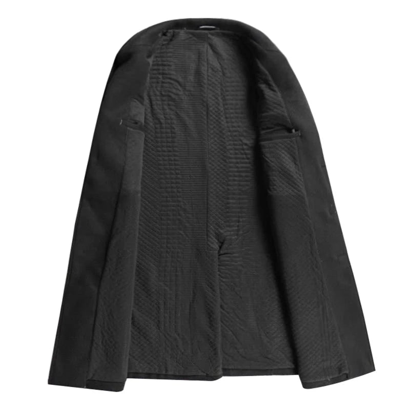 Sobretudo masculino longo com lapela clássica e fechamento por botões ideal para inverno elegante