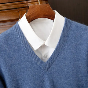 Suéter masculino em cashmere com gola V elegante usado com camisa social para look sofisticado de inverno