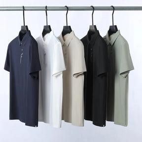 camisa polo masculina com tecido tecnológico respirável e proteção uv exibindo textura do tecido em detalhe
