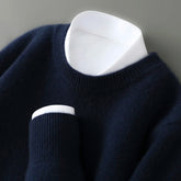 Suéter masculino em lã australiana  com gola careca e textura macia para uso elegante no dia a dia