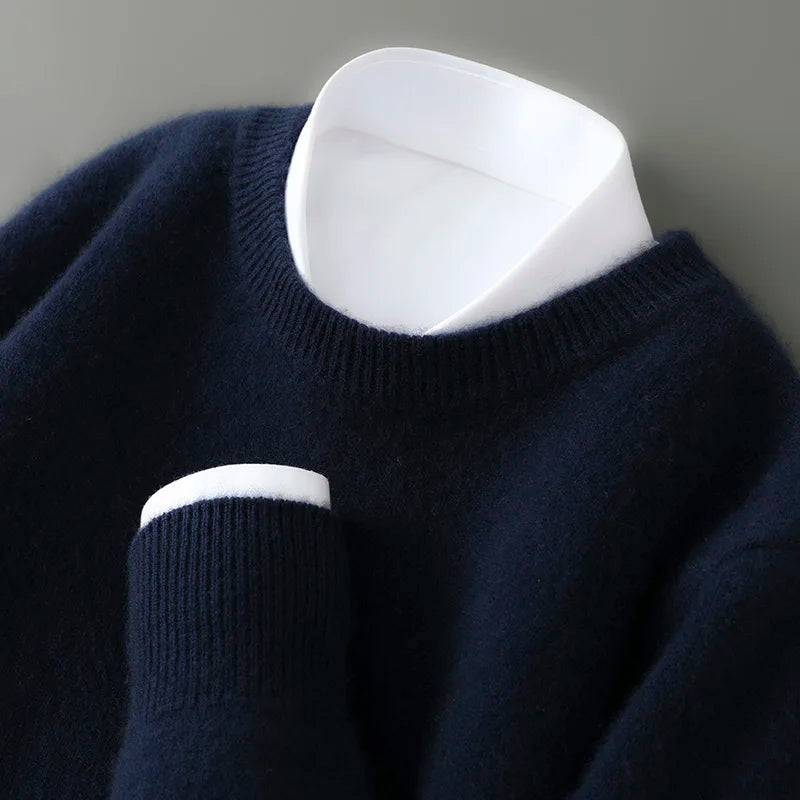 Suéter masculino em lã australiana  com gola careca e textura macia para uso elegante no dia a dia