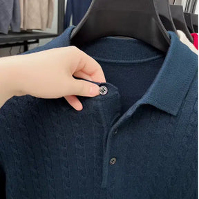 camisa polo masculina em tricot texturizado estilo old money com padrão trançado exibida em cabide