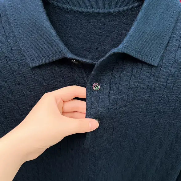 camisa polo masculina em tricot texturizado estilo old money com padrão trançado exibida em cabide