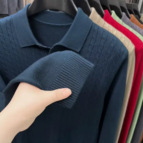 camisa polo masculina em tricot texturizado estilo old money com padrão trançado exibida em cabide