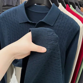 camisa polo masculina em tricot texturizado estilo old money com padrão trançado exibida em cabide