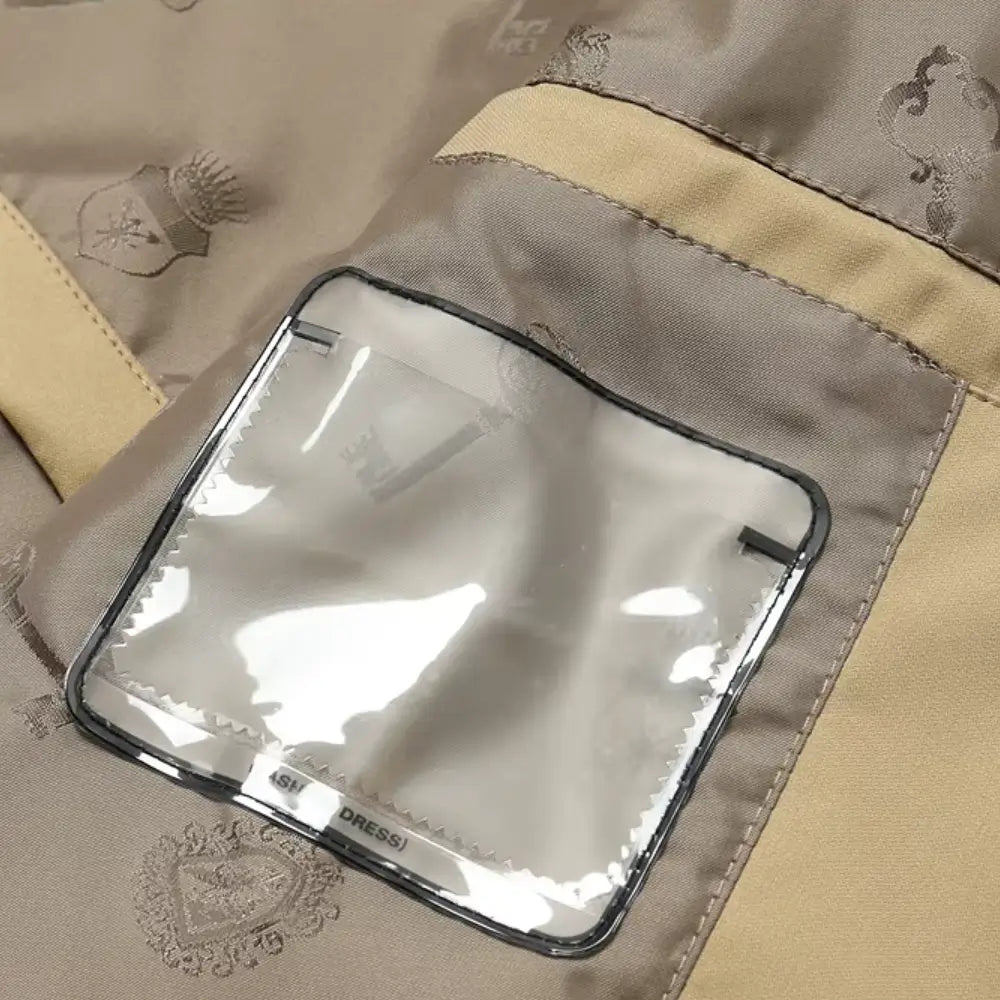 Trench coat masculino com cinto, abotoamento duplo, gola clássica e estilo britânico elegante.
