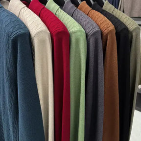 camisa polo masculina em tricot texturizado estilo old money com padrão trançado exibida em cabide